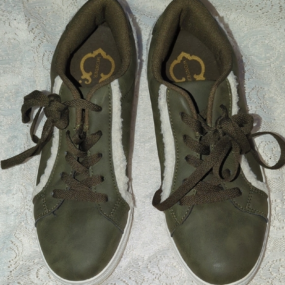 WONDER Emmy - Olive Lace-Up Sneakers 8.5 - Picture 2 of 9